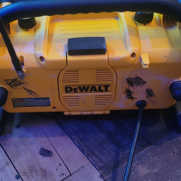 Dewalt radio - Picture 2 of 3